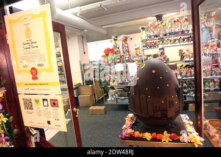 100 livres d'œufs de chocolat par le chocolatier français Jacques Torres dans son magasin à Dumbo, Brooklyn, New York City, NY, USA, le 14 avril 2014. Torres a passé 10 jours à fabriquer l'œuf pour assister à un record du monde en mettant aux enchères l'œuf de chocolat le plus cher au monde. Torres espère que son œuf sera en tête du classement à 11,000 dollars lors de la chasse aux œufs Faberge de Londres en 2012. Photo de Charles Guerin/ABACAPRESS.COM Banque D'Images