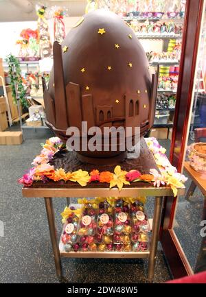 100 livres d'œufs de chocolat par le chocolatier français Jacques Torres dans son magasin à Dumbo, Brooklyn, New York City, NY, USA, le 14 avril 2014. Torres a passé 10 jours à fabriquer l'œuf pour assister à un record du monde en mettant aux enchères l'œuf de chocolat le plus cher au monde. Torres espère que son œuf sera en tête du classement à 11,000 dollars lors de la chasse aux œufs Faberge de Londres en 2012. Photo de Charles Guerin/ABACAPRESS.COM Banque D'Images