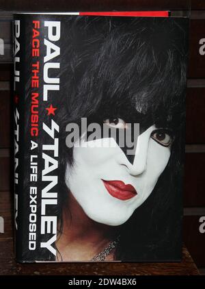 Paul Stanley, co-fondateur et leader de KISS, signe son nouveau livre « face the Music: A Life Exposed », à Barnes & Noble, The Grove, à Farmers Market, Los Angeles, CA, États-Unis, le 16 avril 2014. Photo de Baxter/ABACAPRESS.COM Banque D'Images