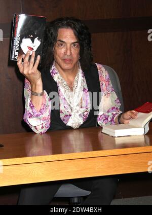 Paul Stanley, co-fondateur et leader de KISS, signe son nouveau livre « face the Music: A Life Exposed », à Barnes & Noble, The Grove, à Farmers Market, Los Angeles, CA, États-Unis, le 16 avril 2014. Photo de Baxter/ABACAPRESS.COM Banque D'Images