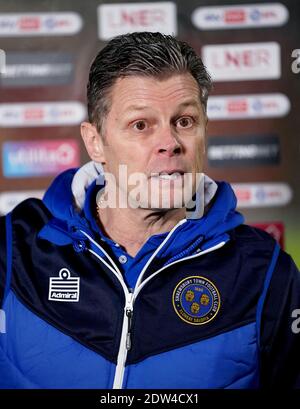 Steve Cotterill, directeur de la ville de Shrewsbury, est interviewé à la fin du match de la Sky Bet League One au Keepmoat Stadium, Doncaster. Banque D'Images