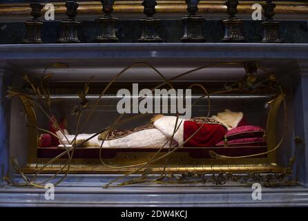 La tombe du Pape Jean XXIII sous l'autel de Saint-Jérôme dans la Basilique Saint-Pierre au Vatican le 24 avril 2014. Le corps remarquablement bien conservé du Pape Jean XXIII est vu. Il deviendra un saint le 27 avril, tout comme le Pape Jean-Paul II Photo par Eric Vandeville/ABACAPRESS.COM Banque D'Images