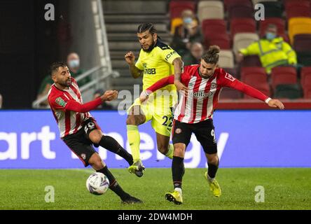 Brentford, Royaume-Uni. 22 décembre 2020. Newcastle United Deandre Yedlin et Brentford Emiliano Marcondes Camargo Hansen lors du match final de la Carabao Cup Quarter entre Brentford et Newcastle United au Brentford Community Stadium, Brentford, Angleterre, le 22 décembre 2020. Photo par Andrew Aleksiejczuk/Prime Media Images. Crédit : Prime Media Images/Alamy Live News Banque D'Images