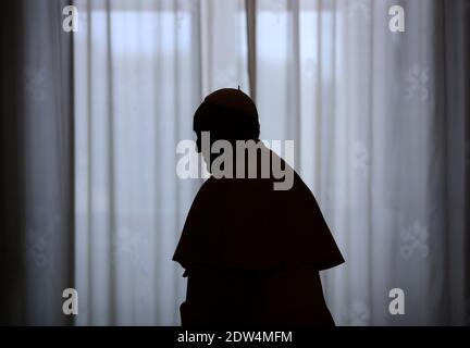 Le pape François a rencontré le roi de Belgique Albert II et la reine Paola lors d'une audience privée au Vatican le 26 avril 2014. Le couple royal belge est à Rome pour assister à la cérémonie de canonisation pour Jean-Paul II et Jean XXIII où le pape François élèvera les deux papes à la sainteté. Photo par ABACAPRESS.COM Banque D'Images