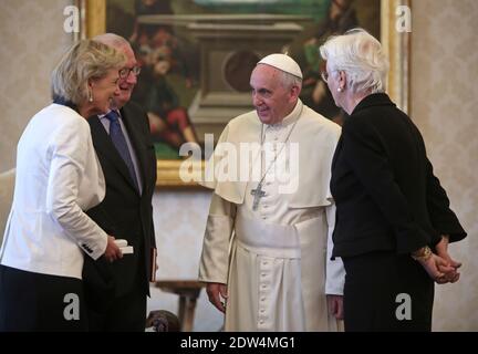 Le pape François a rencontré le roi Albert II de Belgique, la reine Paola et la princesse Astrid lors d'une audience privée au Vatican le 26 avril, 2014.le couple royal belge est à Rome pour assister à la cérémonie de canonisation pour Jean-Paul II et Jean XXIII où le Pape François élèvera les deux papes à la sainteté. Photo par ABACAPRESS.COM Banque D'Images