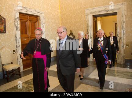 Le pape François a rencontré le roi Albert II de Belgique, la reine Paola et la princesse Astrid lors d'une audience privée au Vatican le 26 avril, 2014.le couple royal belge est à Rome pour assister à la cérémonie de canonisation pour Jean-Paul II et Jean XXIII où le Pape François élèvera les deux papes à la sainteté. Photo par ABACAPRESS.COM Banque D'Images