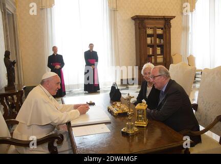 Le pape François a rencontré le roi de Belgique Albert II et la reine Paola lors d'une audience privée au Vatican le 26 avril 2014. Le couple royal belge est à Rome pour assister à la cérémonie de canonisation pour Jean-Paul II et Jean XXIII où le pape François élèvera les deux papes à la sainteté. Photo par ABACAPRESS.COM Banque D'Images