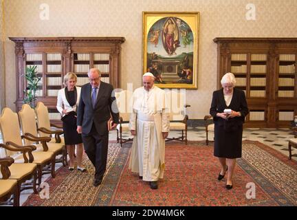 Le pape François a rencontré le roi Albert II de Belgique, la reine Paola et la princesse Astrid lors d'une audience privée au Vatican le 26 avril, 2014.le couple royal belge est à Rome pour assister à la cérémonie de canonisation pour Jean-Paul II et Jean XXIII où le Pape François élèvera les deux papes à la sainteté. Photo par ABACAPRESS.COM Banque D'Images