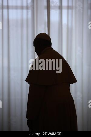 Le pape François a rencontré le roi de Belgique Albert II et la reine Paola lors d'une audience privée au Vatican le 26 avril 2014. Le couple royal belge est à Rome pour assister à la cérémonie de canonisation pour Jean-Paul II et Jean XXIII où le pape François élèvera les deux papes à la sainteté. Photo par ABACAPRESS.COM Banque D'Images