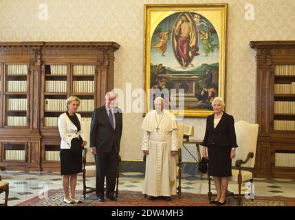 Le pape François a rencontré le roi Albert II de Belgique, la reine Paola et la princesse Astrid lors d'une audience privée au Vatican le 26 avril, 2014.le couple royal belge est à Rome pour assister à la cérémonie de canonisation pour Jean-Paul II et Jean XXIII où le Pape François élèvera les deux papes à la sainteté. Photo par ABACAPRESS.COM Banque D'Images