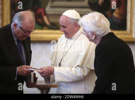 Le pape François a rencontré le roi de Belgique Albert II et la reine Paola lors d'une audience privée au Vatican le 26 avril 2014. Le couple royal belge est à Rome pour assister à la cérémonie de canonisation pour Jean-Paul II et Jean XXIII où le pape François élèvera les deux papes à la sainteté. Photo par ABACAPRESS.COM Banque D'Images