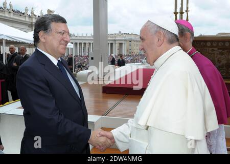 Le pape François a rencontré José Manuel Barroso à la fin de la cérémonie de canonisation de Jean-Paul II et Jean XXIII au Vatican, le 27,2014 avril. Le pape François a déclaré les Papes Jean XXIII et Jean-Paul II saints devant quelque 800,000 000 personnes lors d'une cérémonie sans précédent rendue encore plus historique par la présence du pape Benoît XVI . Photo par ABACAPRESS.COM Banque D'Images