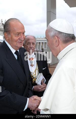 Le pape François a rencontré Juan Carlos d'Espagne à la fin de la cérémonie de canonisation de Jean-Paul II et Jean XXIII au Vatican, le 27,2014 avril. Le pape François a déclaré les Papes Jean XXIII et Jean-Paul II saints devant quelque 800,000 000 personnes lors d'une cérémonie sans précédent rendue encore plus historique par la présence du pape Benoît XVI . Photo par ABACAPRESS.COM Banque D'Images