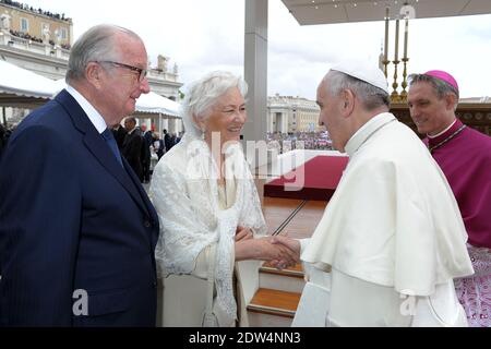 Le pape François a rencontré Albert et Paola de Belgique à la fin de la cérémonie de canonisation de Jean-Paul II et Jean XXIII au Vatican, le 27,2014 avril. Le pape François a déclaré les Papes Jean XXIII et Jean-Paul II saints devant quelque 800,000 000 personnes lors d'une cérémonie sans précédent rendue encore plus historique par la présence du pape Benoît XVI . Photo par ABACAPRESS.COM Banque D'Images