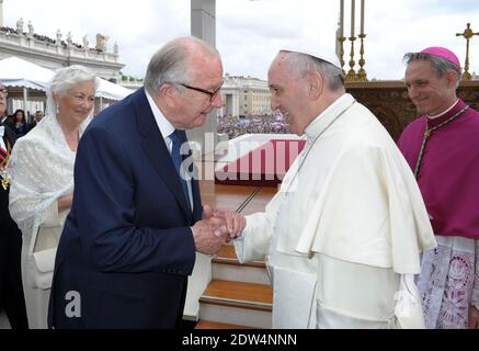 Le pape François a rencontré Albert et Paola de Belgique à la fin de la cérémonie de canonisation de Jean-Paul II et Jean XXIII au Vatican, le 27,2014 avril. Le pape François a déclaré les Papes Jean XXIII et Jean-Paul II saints devant quelque 800,000 000 personnes lors d'une cérémonie sans précédent rendue encore plus historique par la présence du pape Benoît XVI . Photo par ABACAPRESS.COM Banque D'Images
