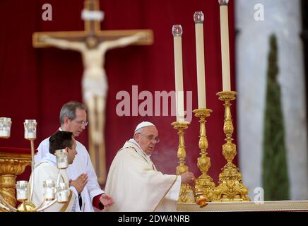 Le pape François a déclaré les Papes Jean XXIII et Jean-Paul II saints devant quelque 800,000 000 personnes lors d'une cérémonie sans précédent rendue encore plus historique par la présence du pape Benoît XVI émérite sur la place Saint-Pierre au Vatican le 27 avril 2014. Photo par Eric Vandeville/ABACAPRESS.COM Banque D'Images