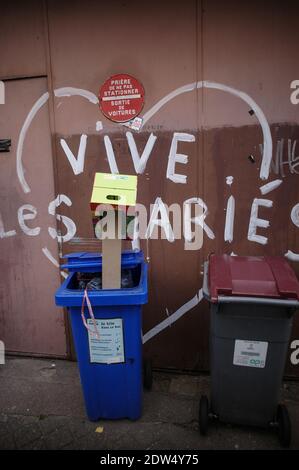 TEXTE « LONG LIVE THE NEWLYWEDS » PEINT SUR LE DEVANT D'UN PORTE DE GARAGE AVEC UN PANNEAU D'INTERDICTION DE STATIONNEMENT OÙ SE TROUVENT UN COUPLE DE POUBELLES - PARIS FRANCE - PHOTOGRAPHIE DE RUE - ARCHIVE COULEUR © F.BEAUMONT Banque D'Images