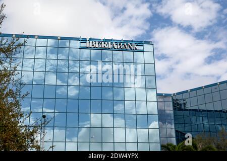 Orlando, Floride, États-Unis - 20 février 2020 : immeuble de bureaux IberiaBank à Orlando, Floride, États-Unis. Banque D'Images