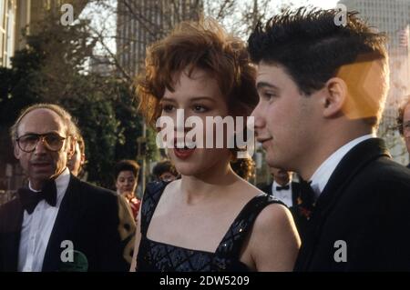 Molly Ringwald, Adam Horovitz (Beastie Boys aka ad-Rock), lors de la 59ème cérémonie annuelle des Oscars à Los Angeles, CA, le 30 mars 1997 / référence du dossier # 34000-1736PLTHA Banque D'Images