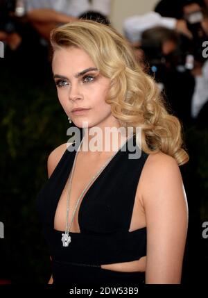 Cara Delevingne participe au gala bénéfice 2014 du Metropolitan Museum of Art's Costume Institute pour célébrer l'ouverture de l'exposition « Charles James: Beyond Fashion » et du nouveau Anna Wintour Costume Centre, à New York City, NY, USA, le 5 mai 2014. Photo de Briquet-Douliery/ABACAPRESS.COM Banque D'Images