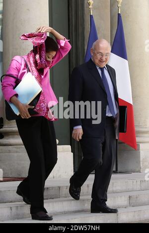 Le ministre français des territoires d'outre-mer, George Pau-Langevin, et le ministre des Finances et des comptes publics, Michel Sapin quittent l'établissement après la réunion hebdomadaire du cabinet à l'Elysée Palace à Paris, en France, le 7 mai 2014. Photo de Stephane Lemouton/ABACAPRESS.COM Banque D'Images