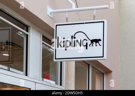 Orlando, Floride, États-Unis- 24 février 2020 : enseigne suspendue Kipling Aéropostale à Orlando, Floride, États-Unis. Banque D'Images