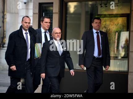 Le ministre de l'intérieur Bernard Cazeneuve se dirige vers la réunion hebdomadaire du cabinet à l'Elysée Palace à Paris, en France, le 14 mai 2014. Photo de Mousse/ABACAPRESS.COM Banque D'Images