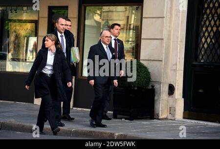 Le ministre de l'intérieur Bernard Cazeneuve se dirige vers la réunion hebdomadaire du cabinet à l'Elysée Palace à Paris, en France, le 14 mai 2014. Photo de Mousse/ABACAPRESS.COM Banque D'Images