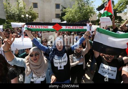 Des militants arabes israéliens et étudiants de gauche protestent contre le service des Arabes israéliens dans l'armée israélienne lors d'un rassemblement marquant le prochain anniversaire de Nakba à l'Université hébraïque de Jérusalem, Israël, le 14 mai 2014. Les Palestiniens marquent la Nakba le 15 mai, commémorant l'expulsion et la fuite des Palestiniens de leurs terres à la suite de la guerre de 1948 qui a conduit à la création de l'État juif. Photo de Marc Israel Sellem/ABACAPRESS.COM Banque D'Images