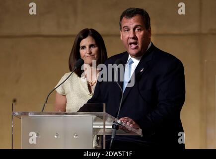 New Jersey Gov. Chris Christie, accompagné de son épouse Mary Pat Christie, prononce son allocution lors de la cérémonie de dédicace au Foundation Hall, du Musée commémoratif national du 11 septembre, à New York, le jeudi 15 mai 2014. Photo de Richard Drew/Pool/ABACAPRESS.COM Banque D'Images