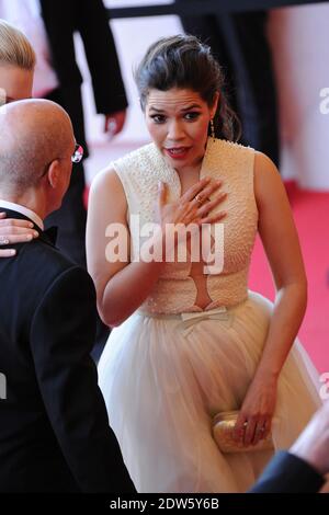 Le journaliste ukrainien Vitalii Sediuk envahit le tapis rouge en essayant de saisir la cheville de l'America Ferrera et est tenu par la sécurité lors de la projection du Dragon 2 au Palais des Festivals de Cannes, le 16 mai 2014, dans le cadre du 67ème Festival de Cannes. Photo d'Aurore Marechal/ABACAPRESS.COM Banque D'Images