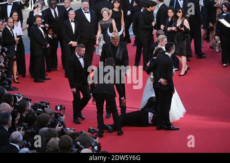 Le journaliste ukrainien Vitalii Sediuk envahit le tapis rouge en essayant de saisir la cheville de l'America Ferrera et est tenu par la sécurité lors de la projection du Dragon 2 au Palais des Festivals de Cannes, le 16 mai 2014, dans le cadre du 67ème Festival de Cannes. Photo d'Aurore Marechal/ABACAPRESS.COM Banque D'Images