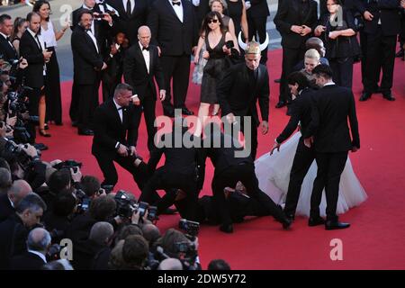 Le journaliste ukrainien Vitalii Sediuk envahit le tapis rouge en essayant de saisir la cheville de l'America Ferrera et est tenu par la sécurité lors de la projection du Dragon 2 au Palais des Festivals de Cannes, le 16 mai 2014, dans le cadre du 67ème Festival de Cannes. Photo d'Aurore Marechal/ABACAPRESS.COM Banque D'Images