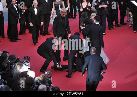 Le journaliste ukrainien Vitalii Sediuk envahit le tapis rouge en essayant de saisir la cheville de l'America Ferrera et est tenu par la sécurité lors de la projection du Dragon 2 au Palais des Festivals de Cannes, le 16 mai 2014, dans le cadre du 67ème Festival de Cannes. Photo d'Aurore Marechal/ABACAPRESS.COM Banque D'Images