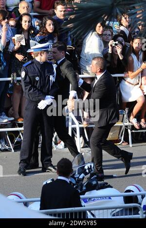 Le journaliste ukrainien Vitalii Sediuk envahit le tapis rouge en essayant de saisir la cheville de l'America Ferrera et est tenu par la sécurité lors de la projection du Dragon 2 au Palais des Festivals de Cannes, le 16 mai 2014, dans le cadre du 67ème Festival de Cannes. Photo d'Aurore Marechal/ABACAPRESS.COM Banque D'Images