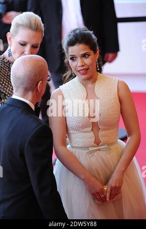 Le journaliste ukrainien Vitalii Sediuk envahit le tapis rouge en essayant de saisir la cheville de l'America Ferrera et est tenu par la sécurité lors de la projection du Dragon 2 au Palais des Festivals de Cannes, le 16 mai 2014, dans le cadre du 67ème Festival de Cannes. Photo d'Aurore Marechal/ABACAPRESS.COM Banque D'Images