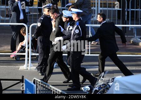 Le journaliste ukrainien Vitalii Sediuk envahit le tapis rouge en essayant de saisir la cheville de l'America Ferrera et est tenu par la sécurité lors de la projection du Dragon 2 au Palais des Festivals de Cannes, le 16 mai 2014, dans le cadre du 67ème Festival de Cannes. Photo d'Aurore Marechal/ABACAPRESS.COM Banque D'Images