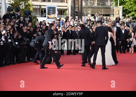 Le journaliste ukrainien Vitalii Sediuk envahit le tapis rouge en essayant de saisir la cheville de l'America Ferrera et est tenu par la sécurité lors de la projection du Dragon 2 au Palais des Festivals de Cannes, le 16 mai 2014, dans le cadre du 67ème Festival de Cannes. Photo de Nicolas Briquet/ABACAPRESS.COM Banque D'Images