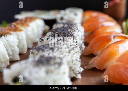 Un ensemble de petits pains à sushis disposés délicieusement sur un plateau Banque D'Images