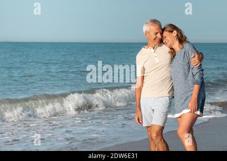 Couple en vacances s'appréciant à la mer Banque D'Images