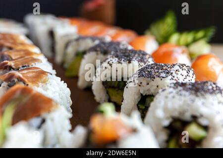 Un ensemble de petits pains à sushis disposés délicieusement sur un plateau Banque D'Images