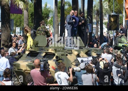 La troupe « The Expendables 3 », dont Sylvester Stallone, Arnold Schwarzenegger, Harrison Ford, Mel Gibson, Antonio Banderas, Jason Statham, Wesley Snipes, Dolph Lundgren, Kellan Lutz, Kelsey Grammer, Ronda Rousey et Randy Couture, se trouvent sur deux véhicules blindés qui les défilent le long de la promenade de la plage jusqu'à leur conférence de presse à l'hôtel Carlton, Dans le cadre du 67ème Festival de Cannes, à Cannes, France, le 18 mai 2014. Photo par Ammar Abd Rabbo//ABACAPRESS.COM Banque D'Images