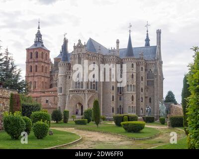 Le Palais épiscopal de l'architecte espagnol Antoni Gaudi à côté de la cathédrale Sainte Marie - Astorga, Castille et Leon, Espagne Banque D'Images