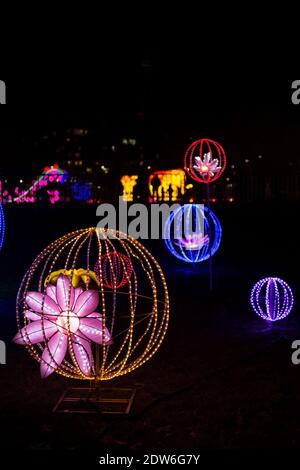 Image verticale d'installations lumineuses de sphères avec différentes formes et couleurs floues à l'arrière, au Festival chinois des landes dans le parc de Limanski. Banque D'Images