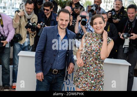 Fabrizio Rongione, Marion Cotillard posant au Palais des Festivals pour le photocall du film deux jours, une nuit présenté en compétition au 67e Festival de Cannes, France, le 20 mai 2014. Photo de Nicolas Briquet/ABACAPRESS.COM Banque D'Images