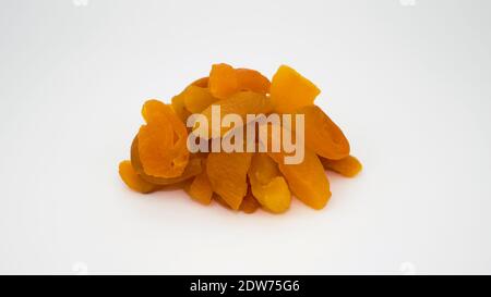 Abricots séchés sur une plaque blanche, abricots séchés. Banque D'Images
