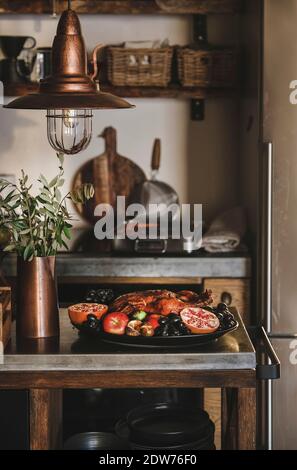 Canard rôti au four dans des fruits de saison pour les fêtes de Thanksgiving ou la fête de la veille de Noël dans un plateau à l'intérieur moderne de la cuisine. Tradition Banque D'Images