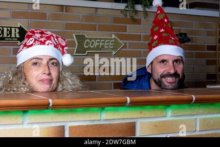 Une belle photo de deux amis souriant largement avec leur Chapeaux rouges de Noël Banque D'Images