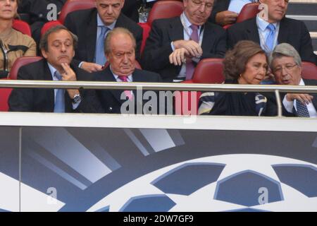 Le président de l'UEFA, Michel Platini, le roi d'Espagne Juan Carlos et la reine Sofia attendent avant le match de football final de la Ligue des champions de l'UEFA, le Real Madrid contre l'Atletico de Madrid au stade Luz à Lisbonne, Portugal, le 24 mai 2014. Photo de Henri Szwarc/ABACAPRESS.COM Banque D'Images