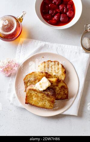 Toasts français pour le petit déjeuner avec vue sur le beurre et le sucre en poudre par le haut Banque D'Images